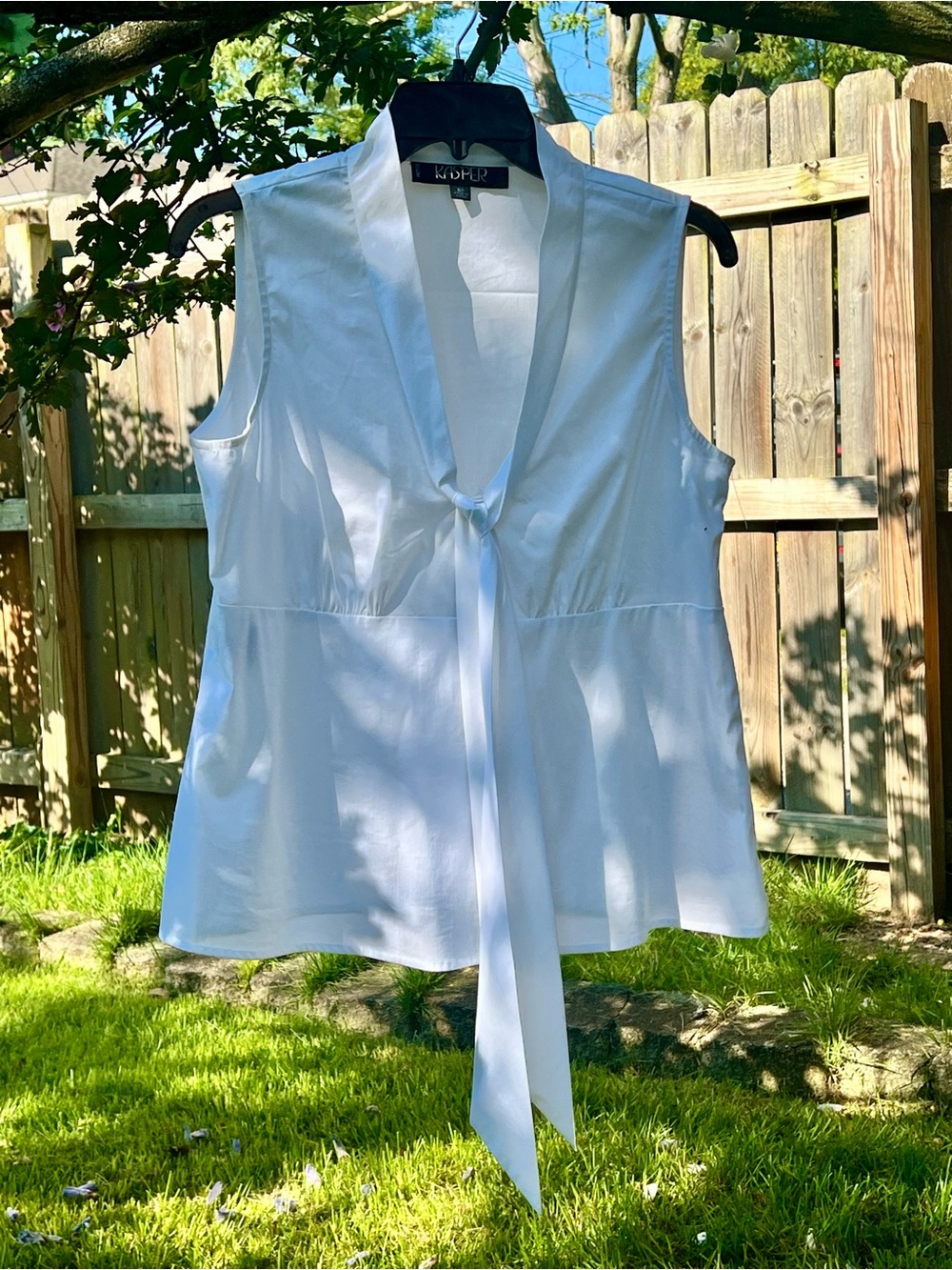 Beautiful COTTON Kasper Petites 8P white blouse sleeveless bow tie top